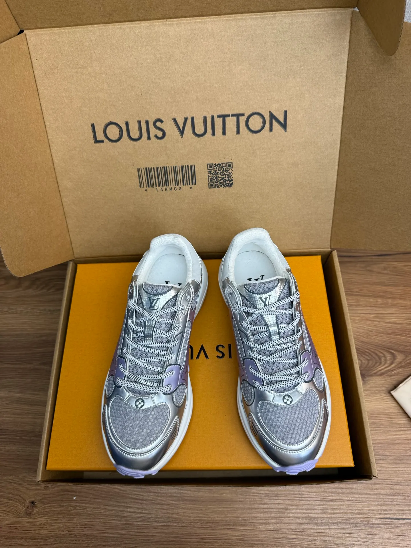 Men's shoes 💰600💰 🌈LV | Louis Vuitton 2025𝐬𝐬 🧡💚2025 spring and summer new style top version‼ ️The original version is the same. The counter specializes in the latest casual shoes. Hard goods are new🆕 🔥🔥🔥Top version: Couple model LV Louis Vuitton L House Donkey brand The latest Olympia series Couple model Silver Horn King Casual sneakers Running shoes This LV Olympia sneaker combines mesh fabric and metallic synthetic leather and other technical fabrics to reinterpret the classic running shoe design with a neat and simple design. Lightweight EVA outsole provides a stretchy fit. Rich details such as Monogram embossing and LV letters establish recognition. Exquisite packaging at the delivery counter 🛍📦 ▪️Fabrics: Original imported technical fabric + mesh ▪️Inner lining: Original customized breathable mesh ▪️Sole: Original molded rubber foam material ▪️Sole thickness: 3.5CM ▪️Size: 35--45 (customized for women 40 and men 45)